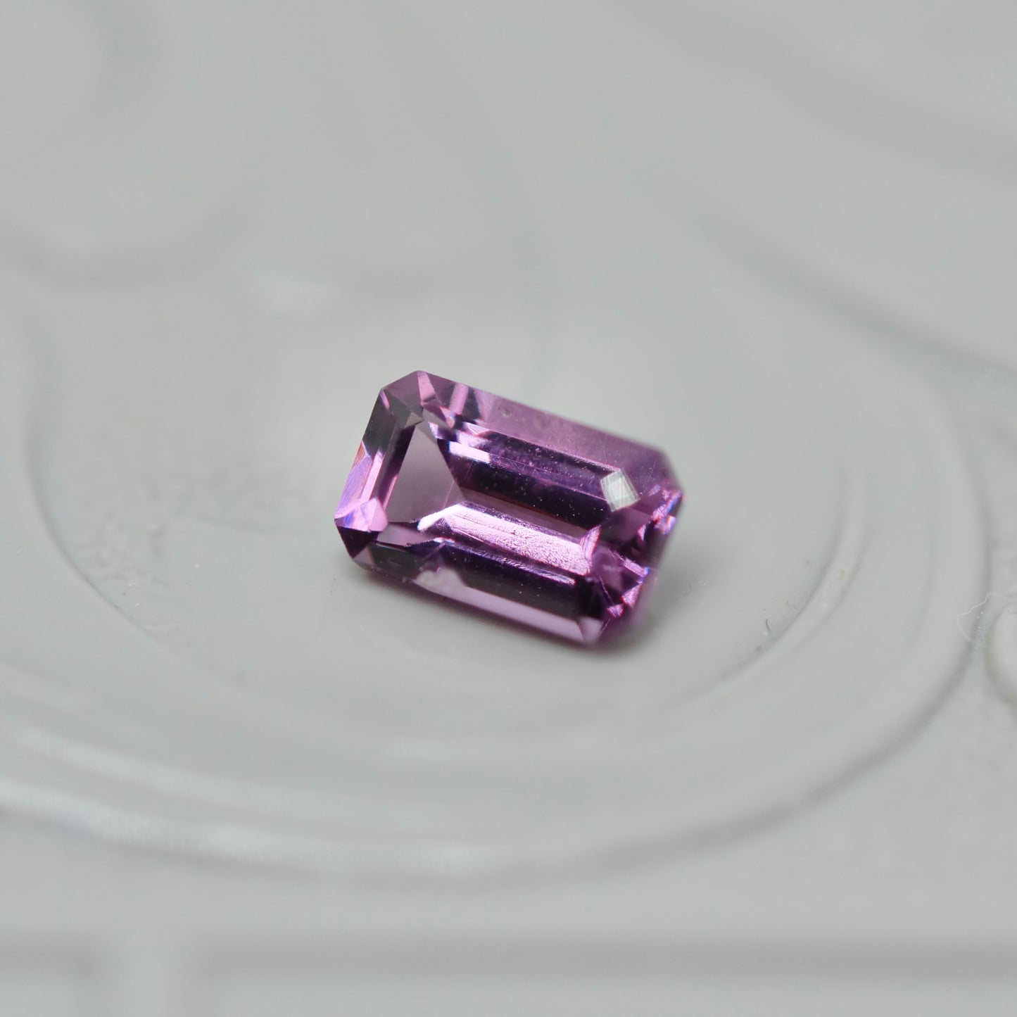 スピネル 0.35ct  エメラルドカット 4.8mm×2.9mm×2.3mm【MJ2965】