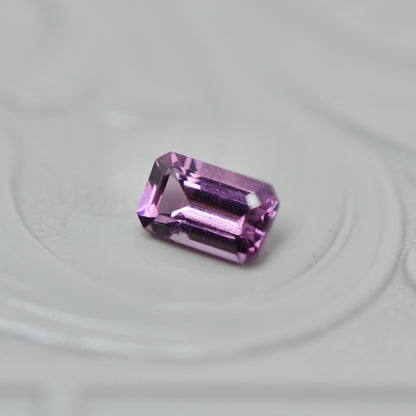 スピネル 0.35ct  エメラルドカット 4.8mm×2.9mm×2.3mm【MJ2965】