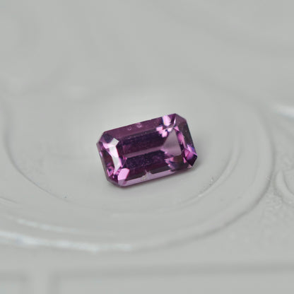スピネル 0.35ct  エメラルドカット 4.8mm×2.9mm×2.3mm【MJ2965】
