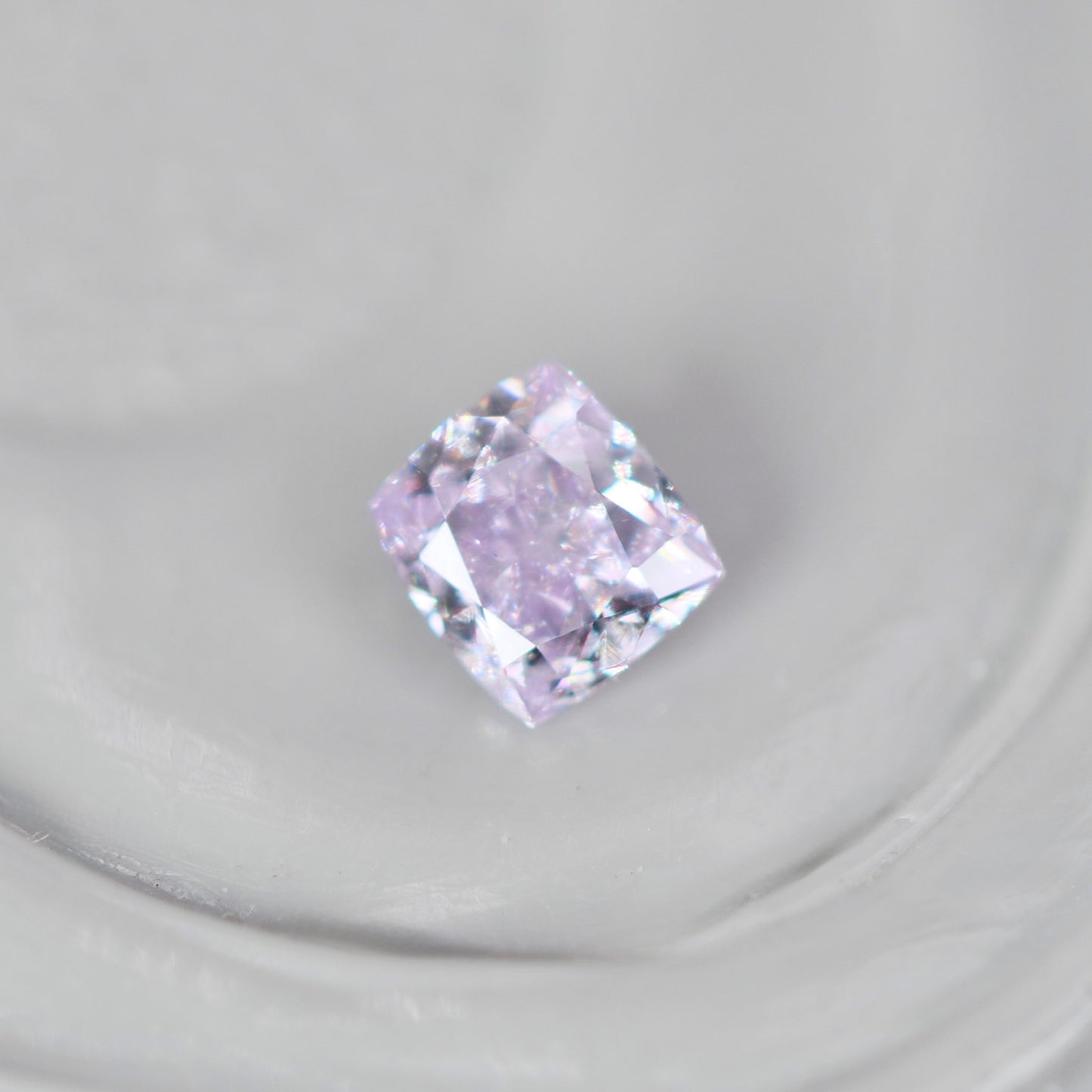 ピンクダイヤモンド 0.062ct Very Light Pink クッションカット  2.4mm×2.1mm×1.3mm ソーティング付【MJ3004】