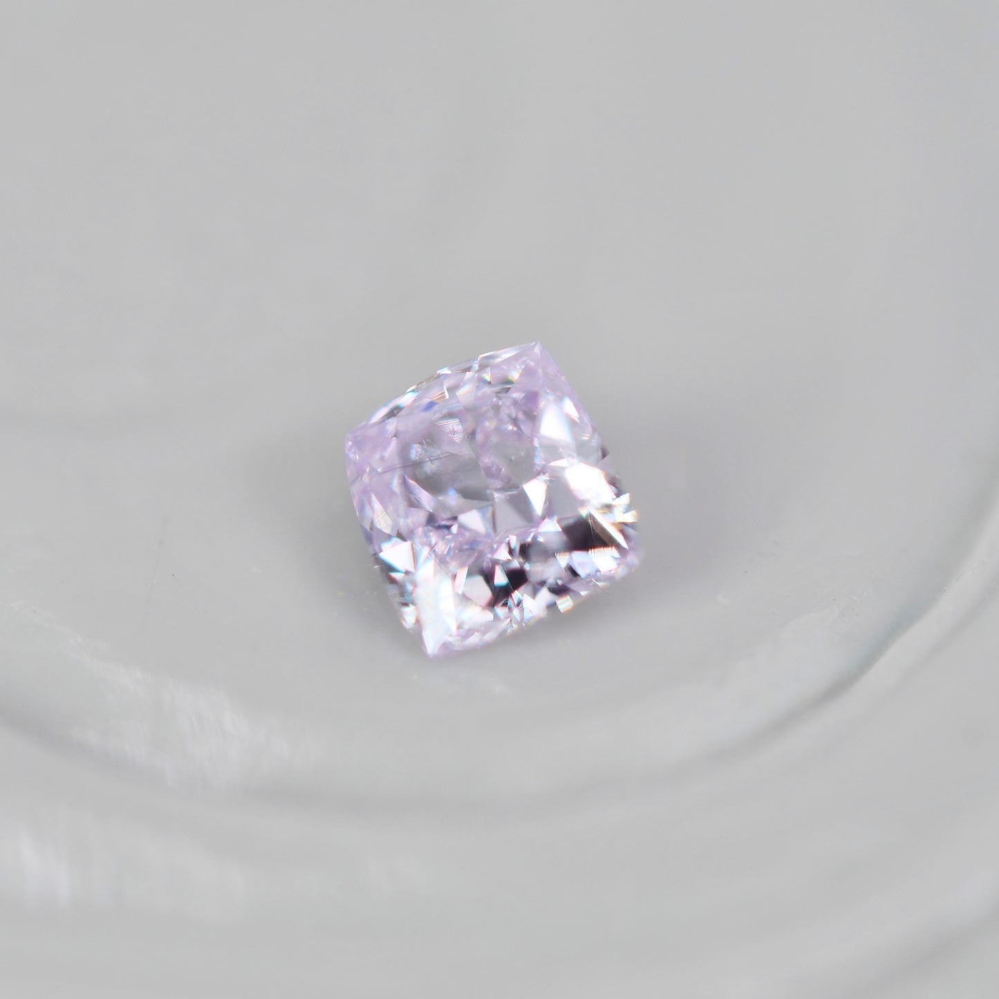 ピンクダイヤモンド 0.062ct Very Light Pink クッションカット  2.4mm×2.1mm×1.3mm ソーティング付【MJ3004】