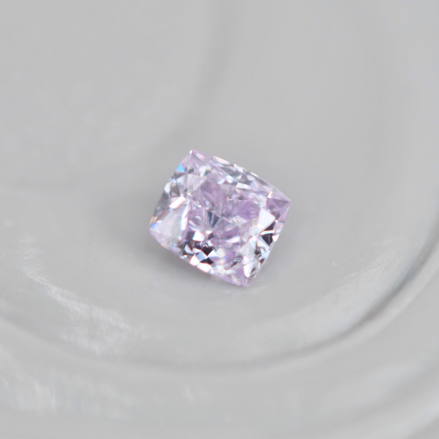 ピンクダイヤモンド 0.062ct Very Light Pink クッションカット  2.4mm×2.1mm×1.3mm ソーティング付【MJ3004】