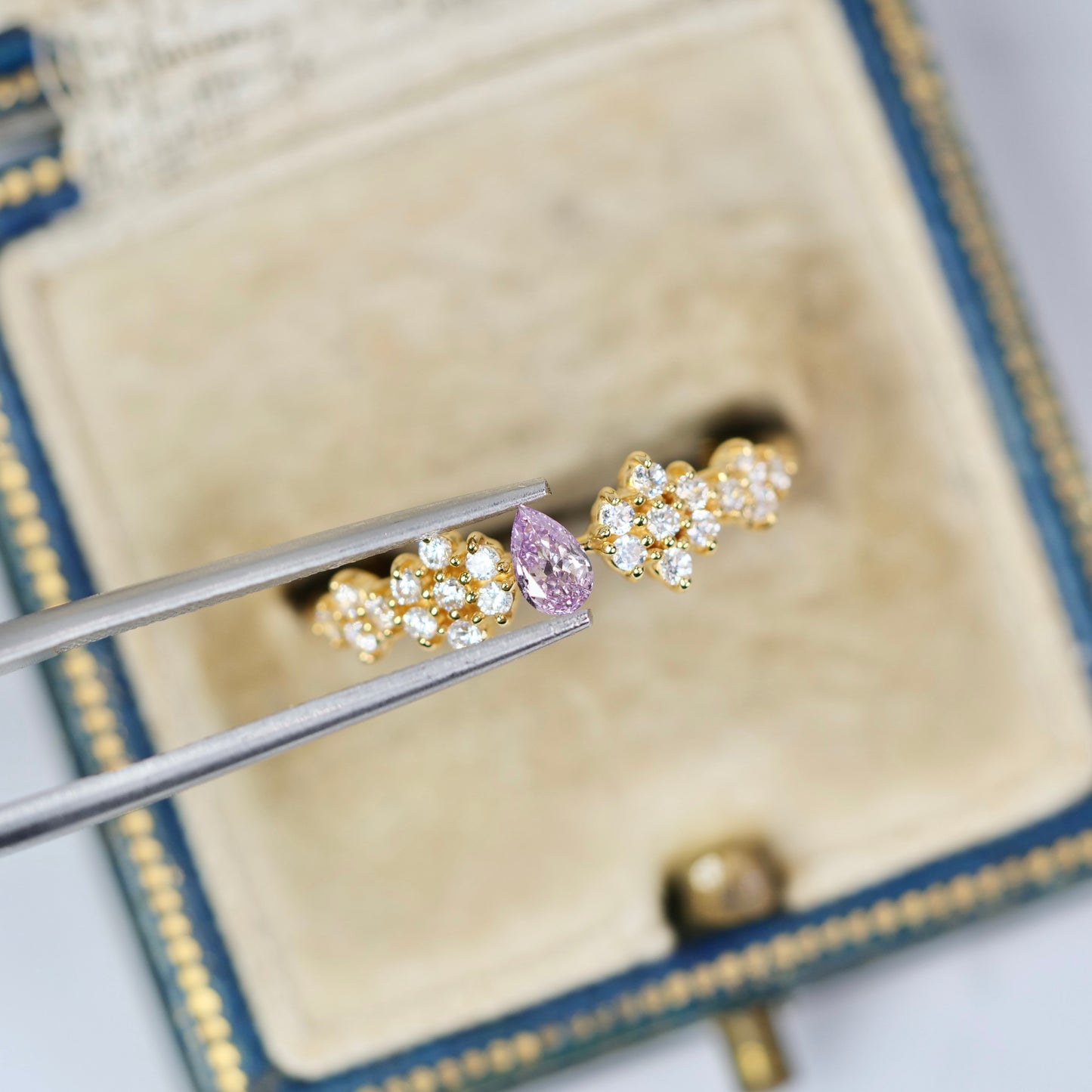 ピンクダイヤモンド 0.105ct Fancy Purple Pink ペアシェイプカット  4.4mm×2.7mm×1.3mm ソーティング付【MJ3005】