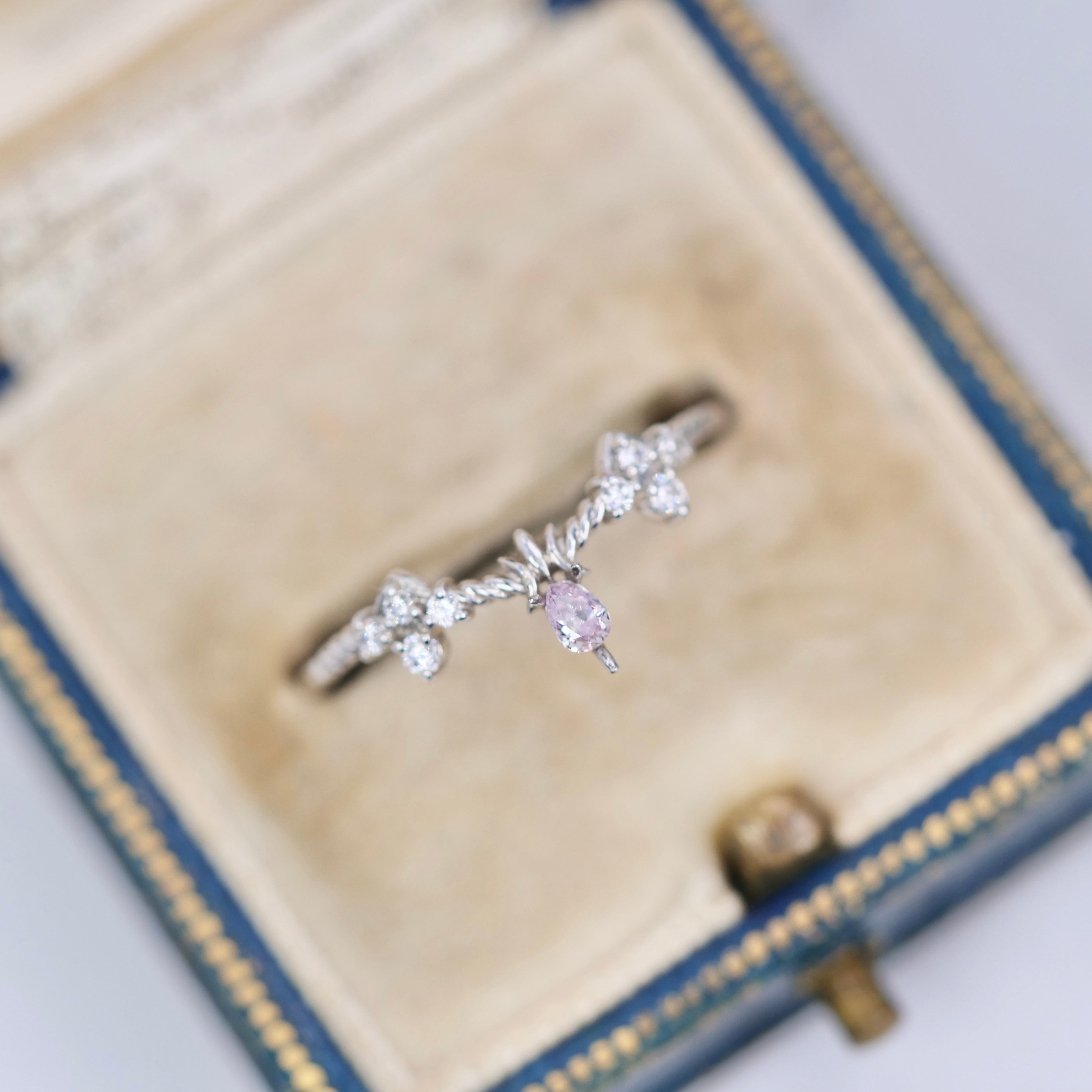 ピンクダイヤモンド 0.055ct Fancy Light Purple Pink ペアシェイプ