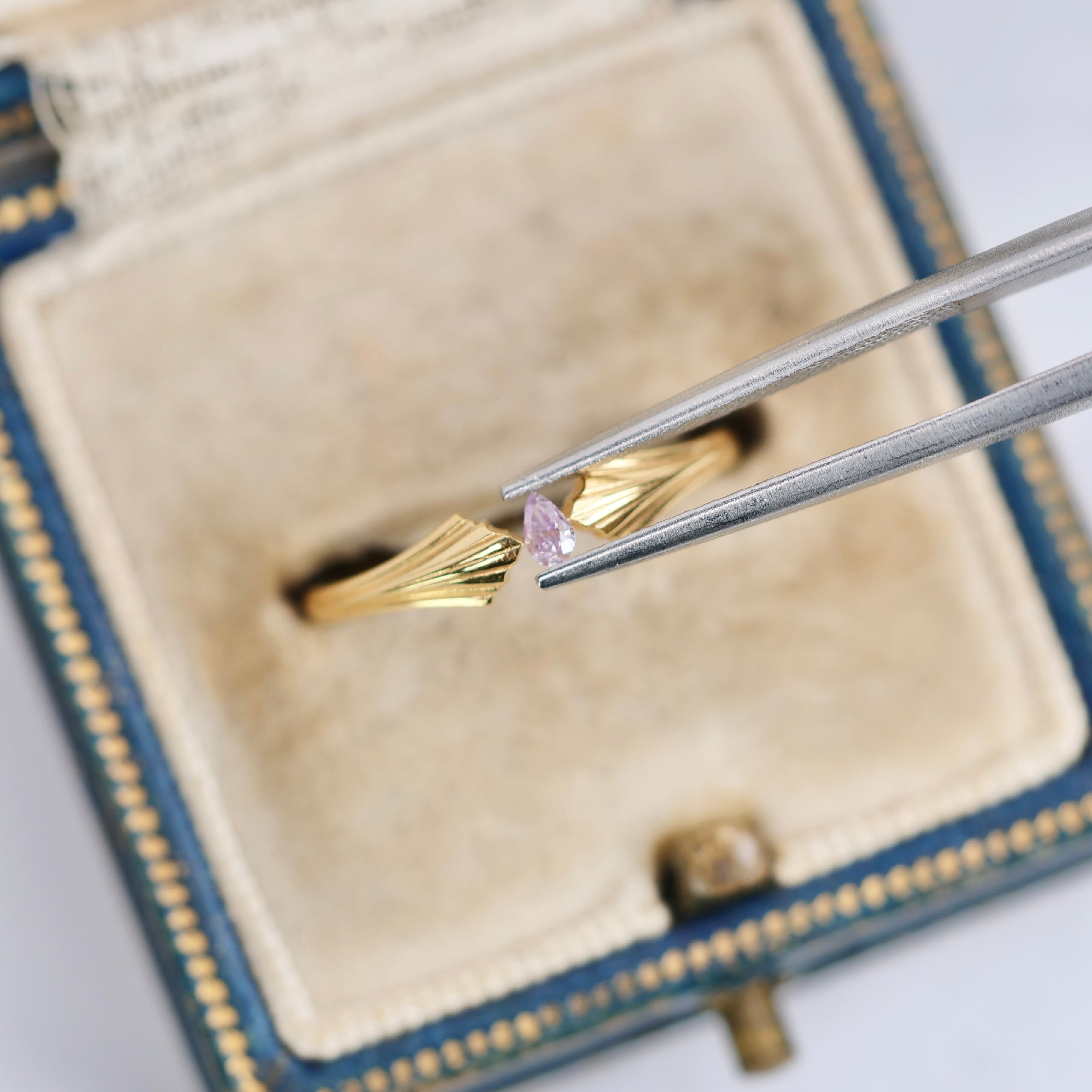 ピンクダイヤモンド 0.06ct Fancy Light Purple Pink ペアシェイプ