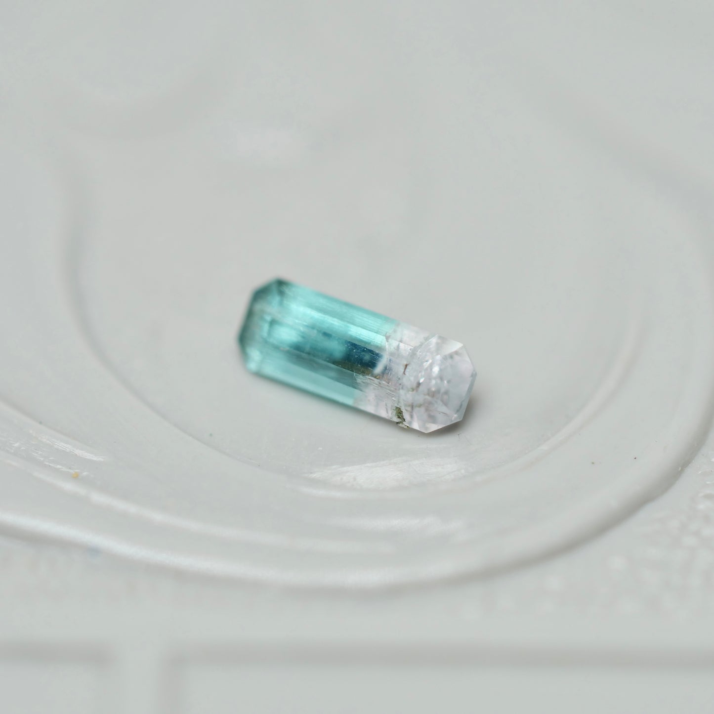 バイカラートルマリン 0.16ct  エメラルドカット 5.3mm×2.0mm×1.5mm【MJ3012】