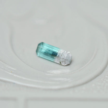 バイカラートルマリン 0.16ct  エメラルドカット 5.3mm×2.0mm×1.5mm【MJ3012】