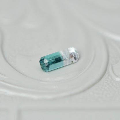 バイカラートルマリン 0.16ct  エメラルドカット 5.3mm×2.0mm×1.5mm【MJ3012】