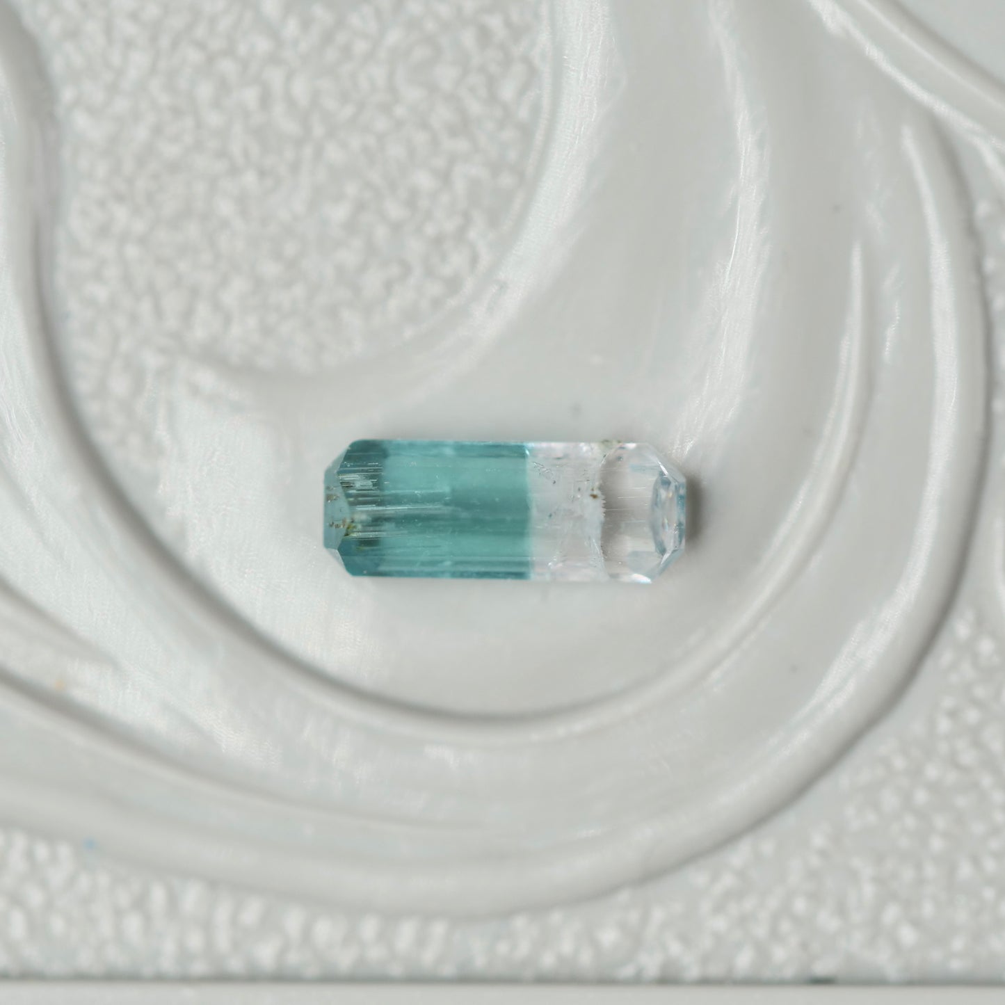 バイカラートルマリン 0.16ct  エメラルドカット 5.3mm×2.0mm×1.5mm【MJ3012】