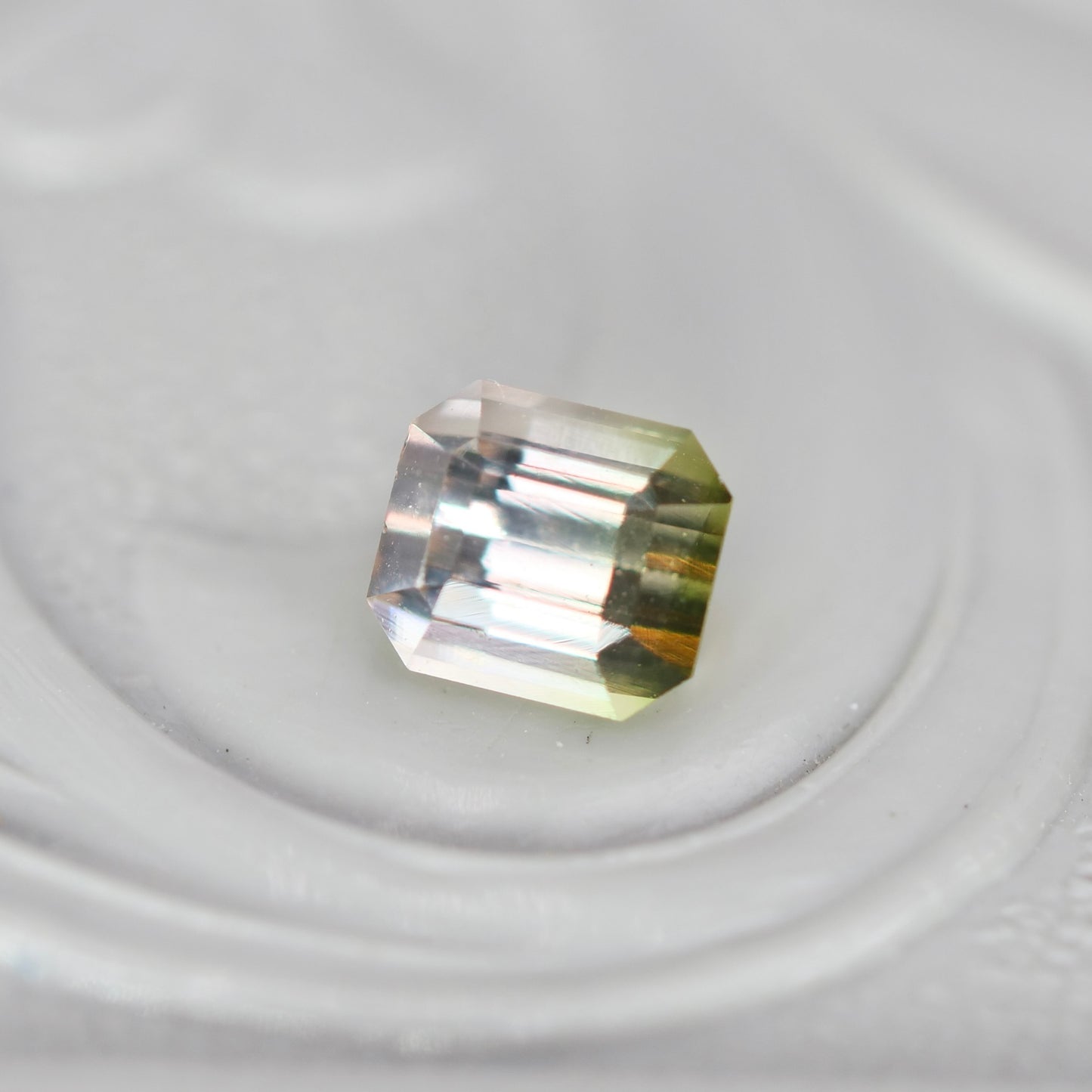 バイカラートルマリン 0.35ct  エメラルドカット 4.0mm×3.6mm×2.8mm【MJ3013】