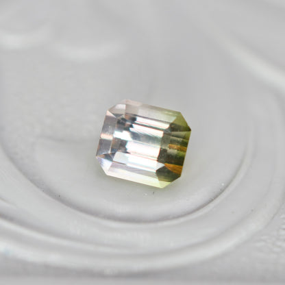 バイカラートルマリン 0.35ct  エメラルドカット 4.0mm×3.6mm×2.8mm【MJ3013】