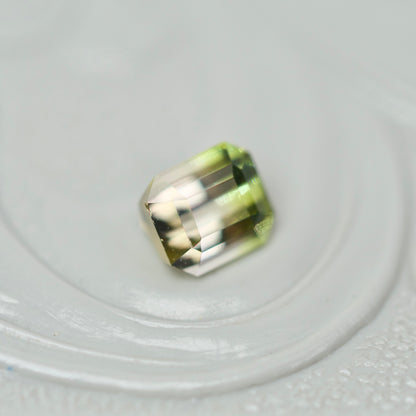 バイカラートルマリン 0.35ct  エメラルドカット 4.0mm×3.6mm×2.8mm【MJ3013】