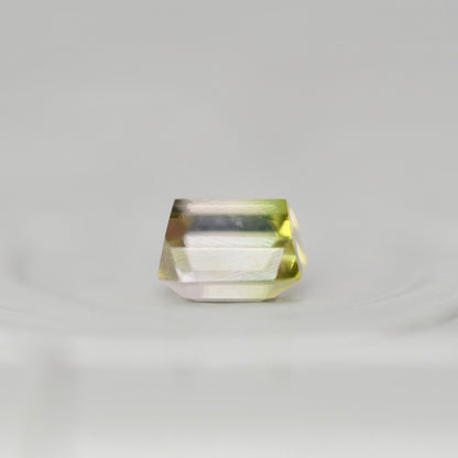 バイカラートルマリン 0.35ct  エメラルドカット 4.0mm×3.6mm×2.8mm【MJ3013】
