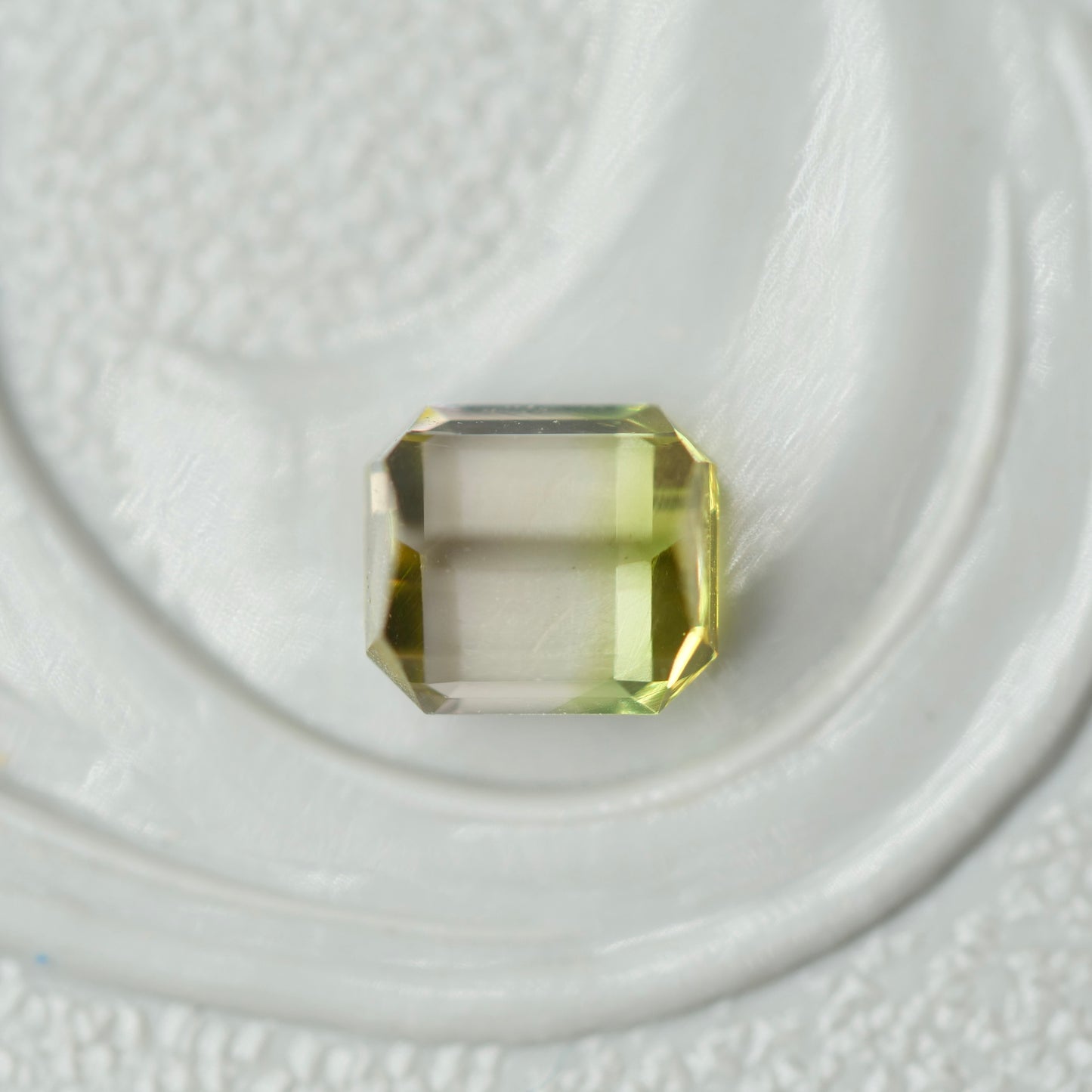 バイカラートルマリン 0.35ct  エメラルドカット 4.0mm×3.6mm×2.8mm【MJ3013】