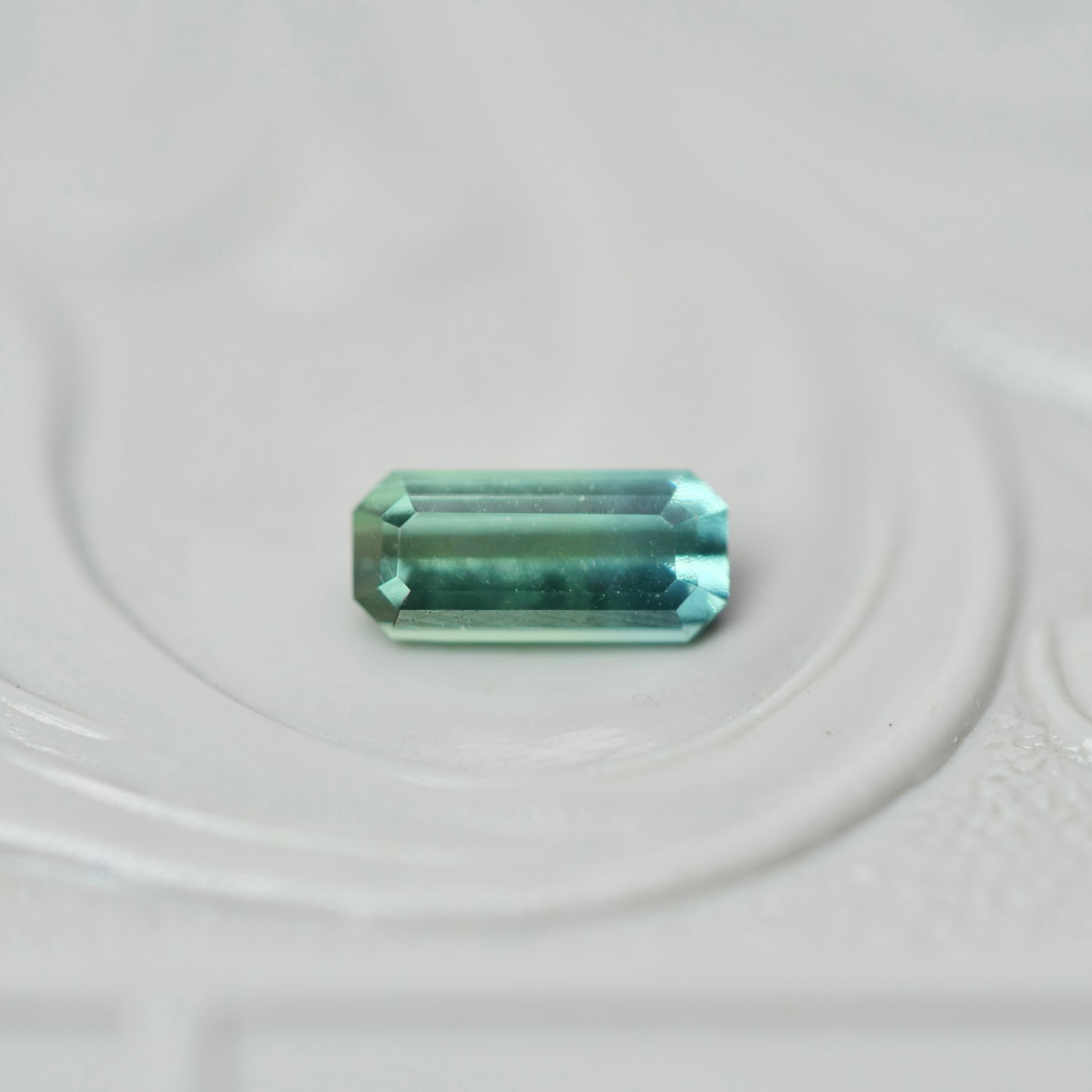 バイカラートルマリン 0.22ct  エメラルドカット 5.4mm×2.4mm×1.8mm【MJ3014】