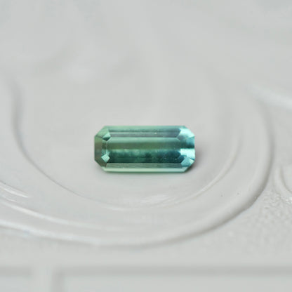 バイカラートルマリン 0.22ct  エメラルドカット 5.4mm×2.4mm×1.8mm【MJ3014】