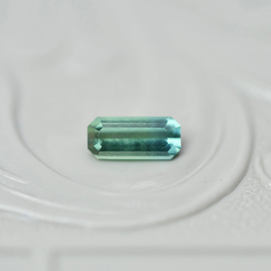 バイカラートルマリン 0.22ct  エメラルドカット 5.4mm×2.4mm×1.8mm【MJ3014】