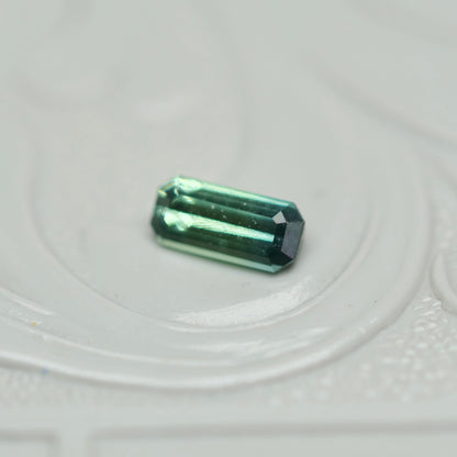 バイカラートルマリン 0.22ct  エメラルドカット 5.4mm×2.4mm×1.8mm【MJ3014】
