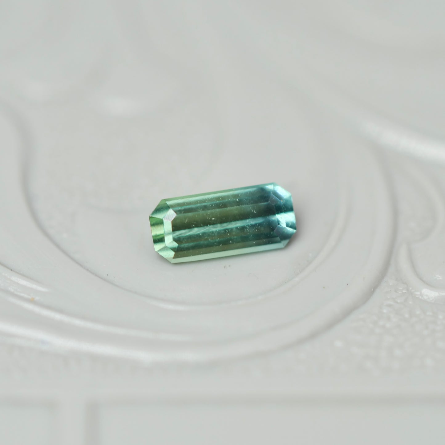 バイカラートルマリン 0.22ct  エメラルドカット 5.4mm×2.4mm×1.8mm【MJ3014】