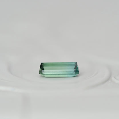 バイカラートルマリン 0.22ct  エメラルドカット 5.4mm×2.4mm×1.8mm【MJ3014】