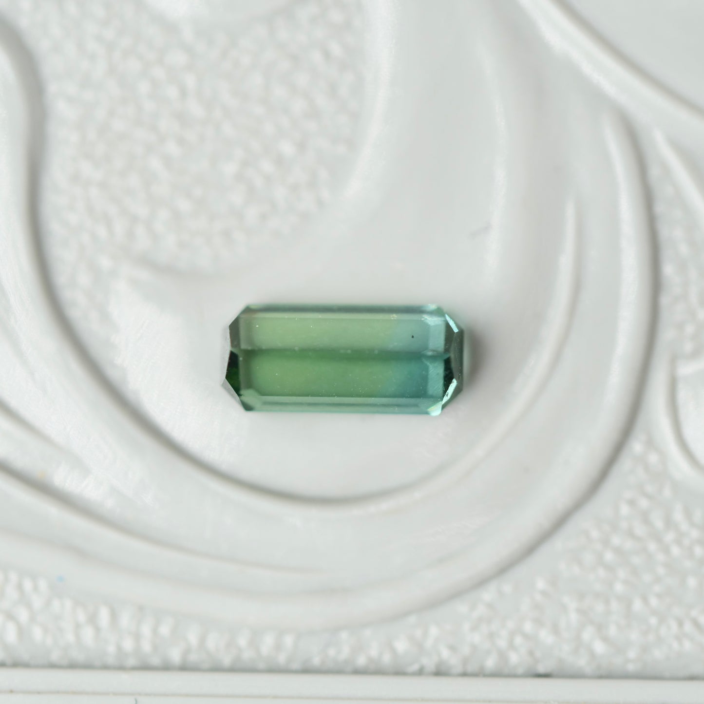 バイカラートルマリン 0.22ct  エメラルドカット 5.4mm×2.4mm×1.8mm【MJ3014】