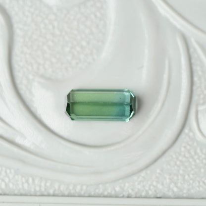 バイカラートルマリン 0.22ct  エメラルドカット 5.4mm×2.4mm×1.8mm【MJ3014】
