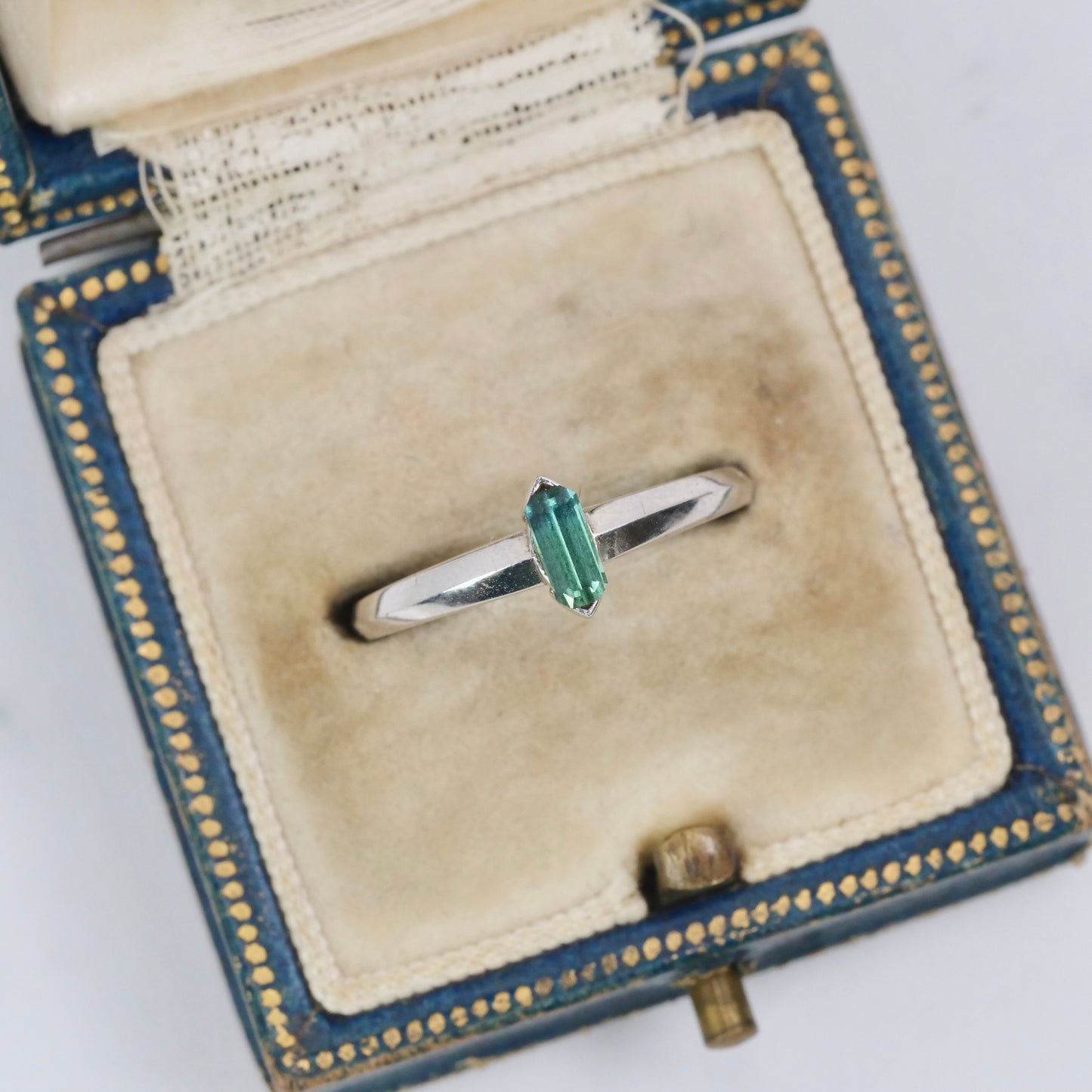 バイカラートルマリン 0.22ct  エメラルドカット 5.4mm×2.4mm×1.8mm【MJ3014】