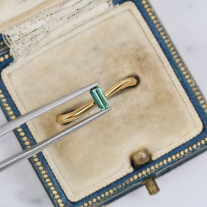 バイカラートルマリン 0.22ct  エメラルドカット 5.4mm×2.4mm×1.8mm【MJ3014】