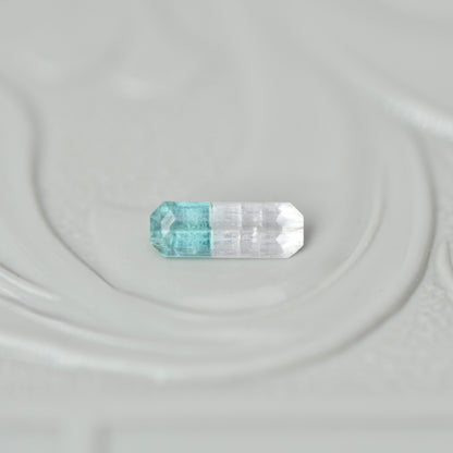 バイカラートルマリン 0.12ct  エメラルドカット 5.3mm×1.9mm×1.4mm【MJ3016】