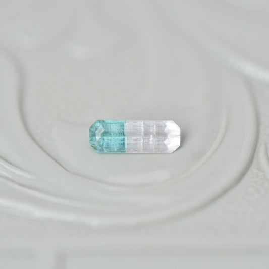 バイカラートルマリン 0.12ct  エメラルドカット 5.3mm×1.9mm×1.4mm【MJ3016】