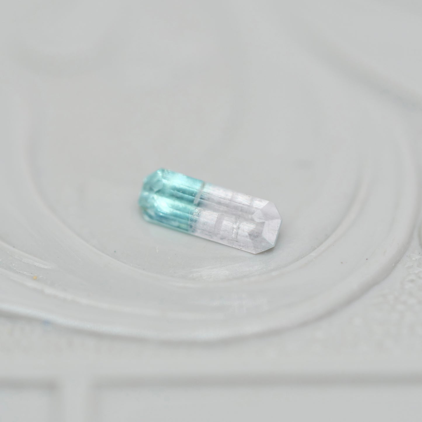 バイカラートルマリン 0.12ct  エメラルドカット 5.3mm×1.9mm×1.4mm【MJ3016】