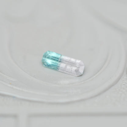 バイカラートルマリン 0.12ct  エメラルドカット 5.3mm×1.9mm×1.4mm【MJ3016】