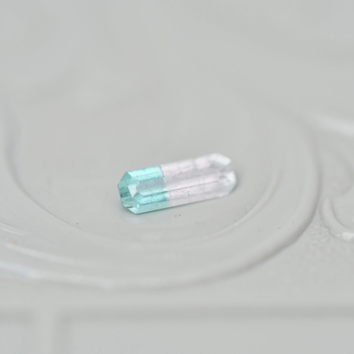 バイカラートルマリン 0.12ct  エメラルドカット 5.3mm×1.9mm×1.4mm【MJ3016】