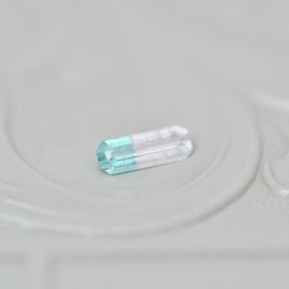 バイカラートルマリン 0.12ct  エメラルドカット 5.3mm×1.9mm×1.4mm【MJ3016】