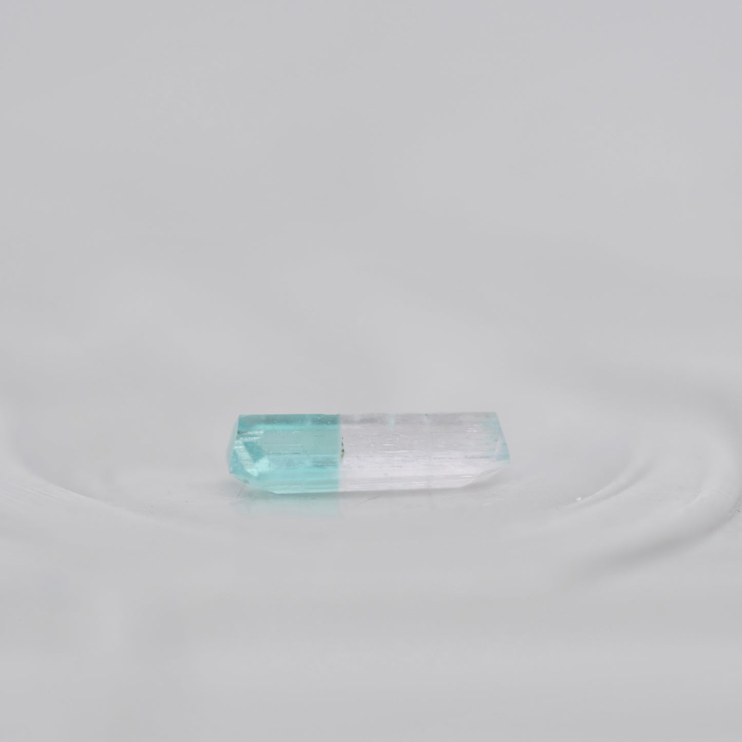 バイカラートルマリン 0.12ct  エメラルドカット 5.3mm×1.9mm×1.4mm【MJ3016】