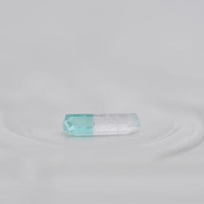 バイカラートルマリン 0.12ct  エメラルドカット 5.3mm×1.9mm×1.4mm【MJ3016】