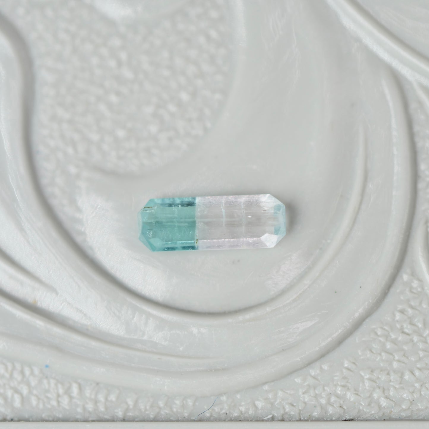 バイカラートルマリン 0.12ct  エメラルドカット 5.3mm×1.9mm×1.4mm【MJ3016】