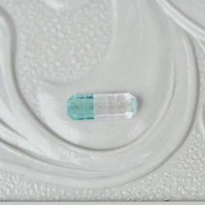 バイカラートルマリン 0.12ct  エメラルドカット 5.3mm×1.9mm×1.4mm【MJ3016】