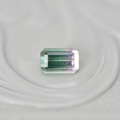 バイカラートルマリン 0.32ct  エメラルドカット 4.5mm×2.9mm×2.5mm【MJ3017】