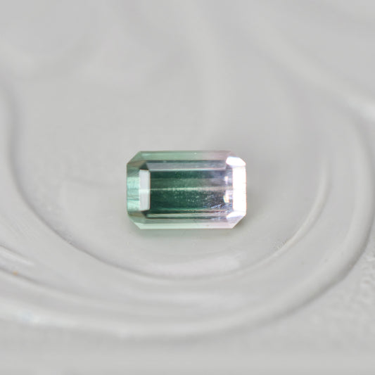 バイカラートルマリン 0.32ct  エメラルドカット 4.5mm×2.9mm×2.5mm【MJ3017】