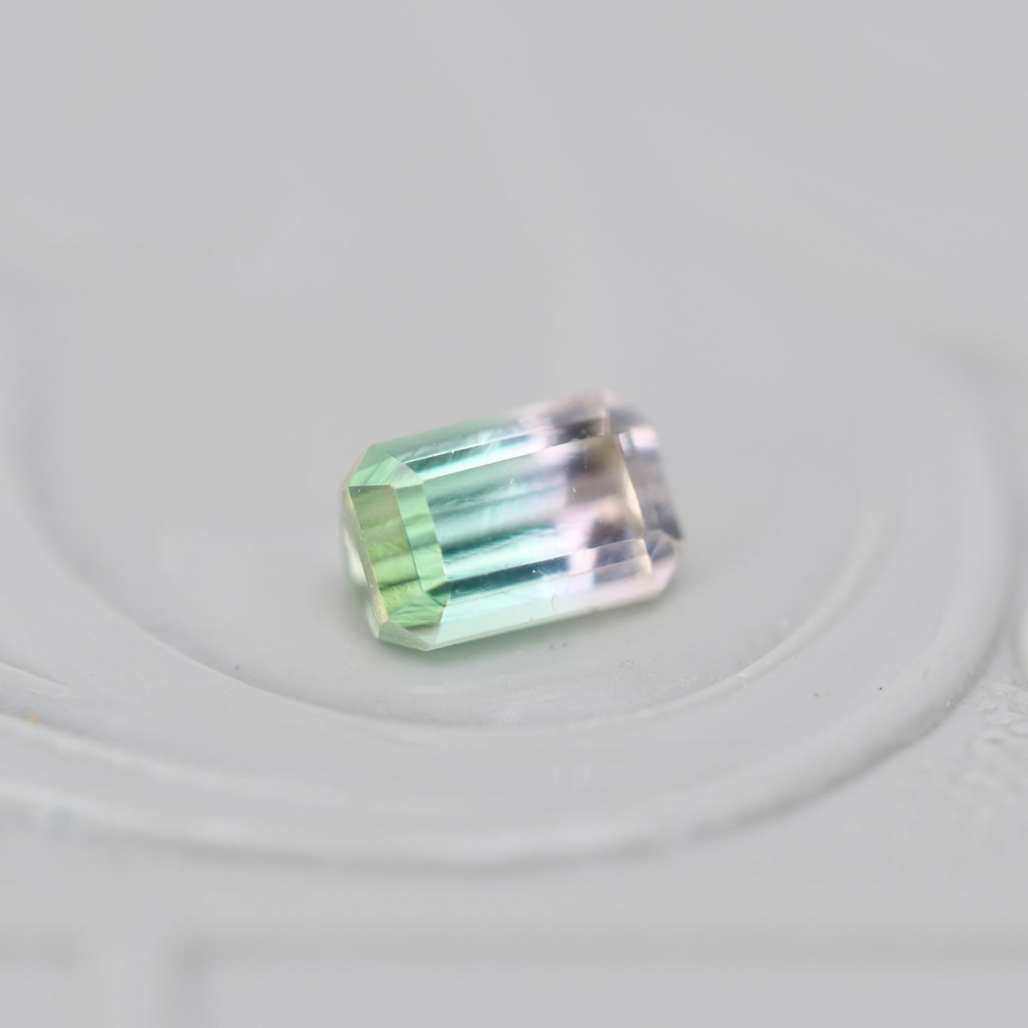 バイカラートルマリン 0.32ct  エメラルドカット 4.5mm×2.9mm×2.5mm【MJ3017】