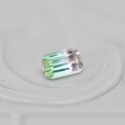 バイカラートルマリン 0.32ct  エメラルドカット 4.5mm×2.9mm×2.5mm【MJ3017】