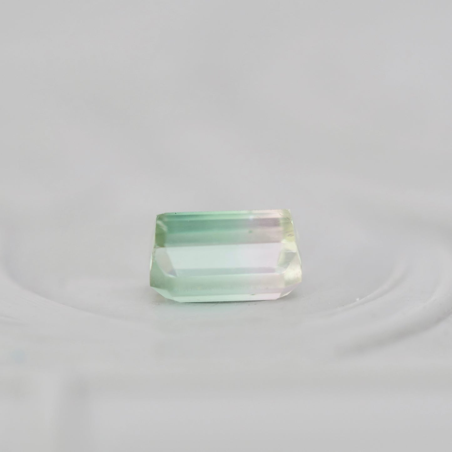 バイカラートルマリン 0.32ct  エメラルドカット 4.5mm×2.9mm×2.5mm【MJ3017】