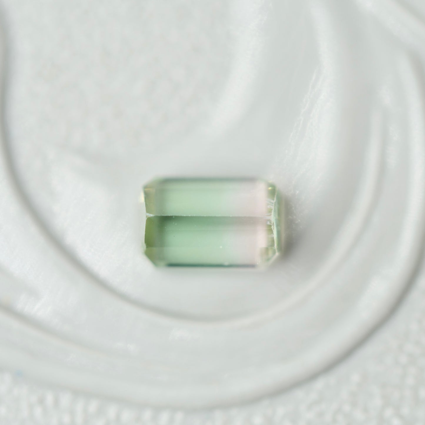 バイカラートルマリン 0.32ct  エメラルドカット 4.5mm×2.9mm×2.5mm【MJ3017】