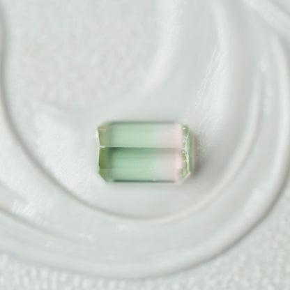 バイカラートルマリン 0.32ct  エメラルドカット 4.5mm×2.9mm×2.5mm【MJ3017】