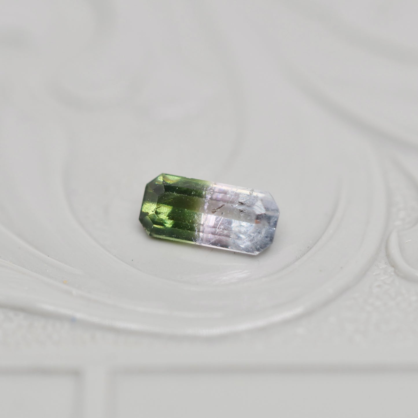 バイカラートルマリン 0.33ct  エメラルドカット 6.0mm×2.7mm×2.1mm【MJ3018】