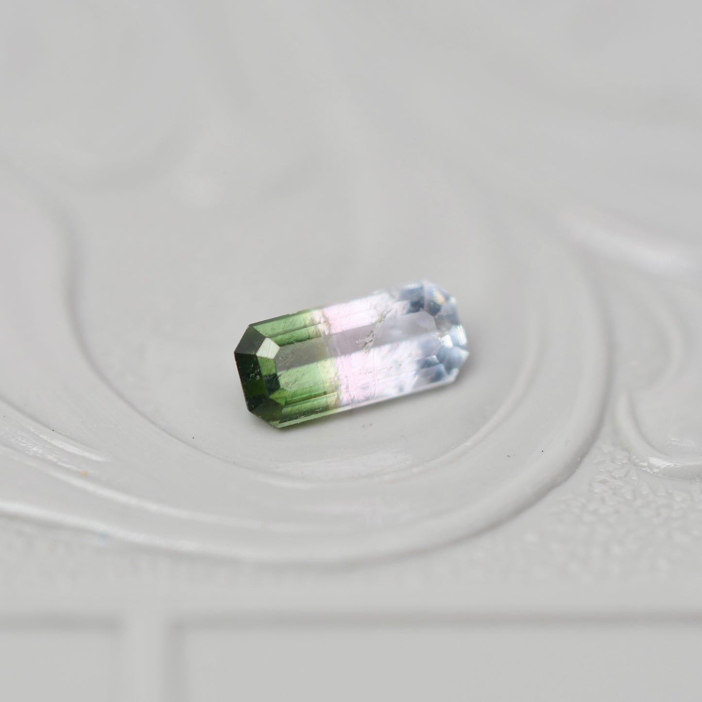 バイカラートルマリン 0.33ct  エメラルドカット 6.0mm×2.7mm×2.1mm【MJ3018】