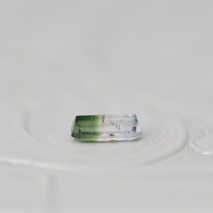 バイカラートルマリン 0.33ct  エメラルドカット 6.0mm×2.7mm×2.1mm【MJ3018】