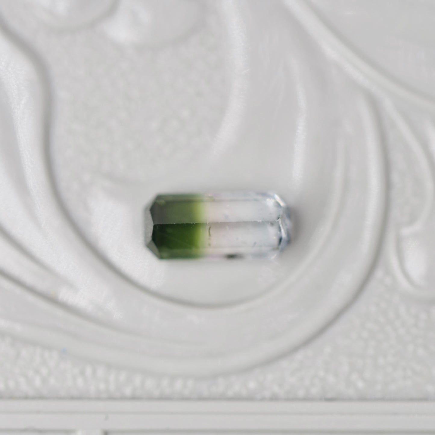 バイカラートルマリン 0.33ct  エメラルドカット 6.0mm×2.7mm×2.1mm【MJ3018】