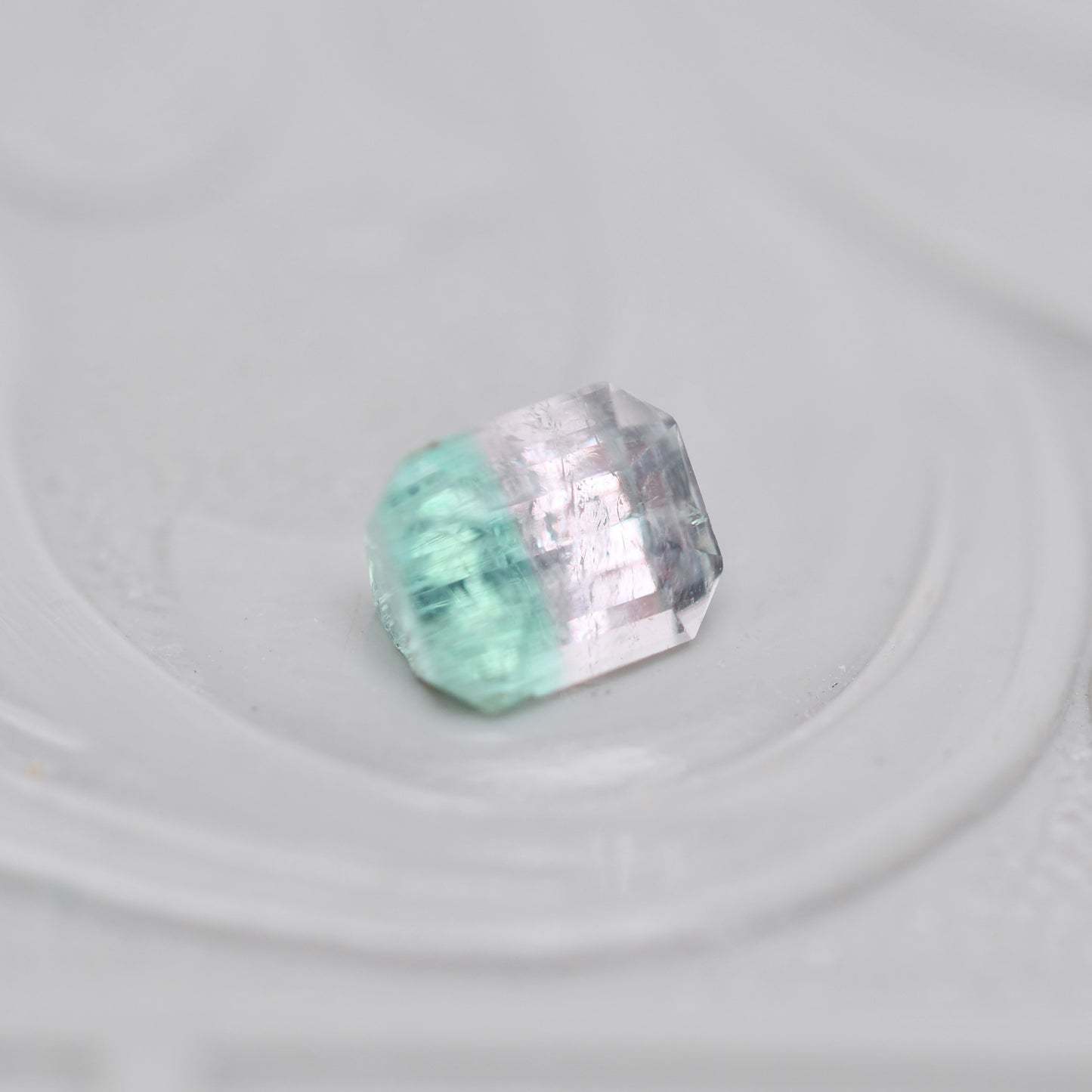 バイカラートルマリン 0.35ct  エメラルドカット 4.3mm×3.5mm×2.8mm【MJ3019】